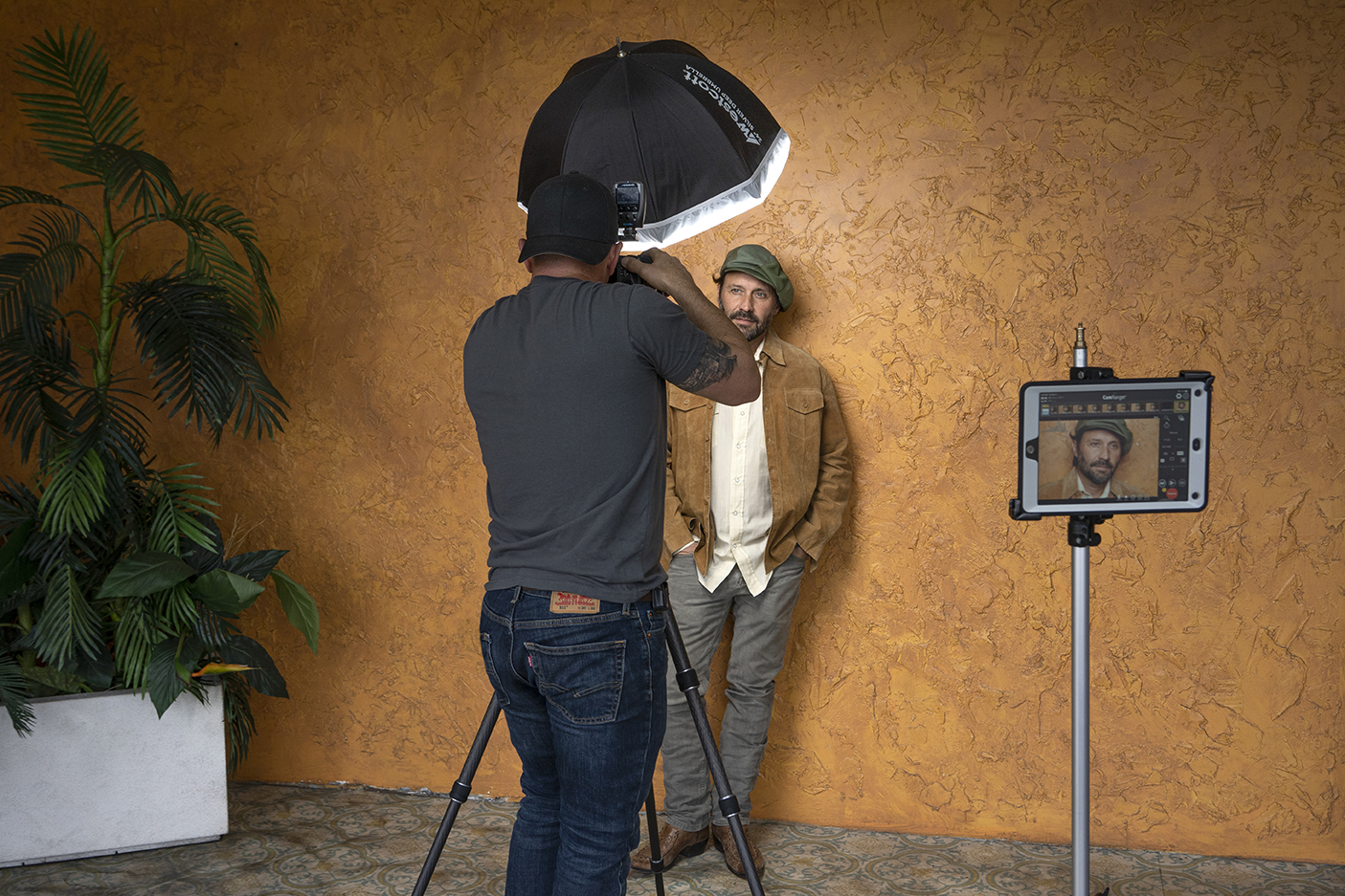 Behind the scenes using the FJ80, S-Bracket and 24" Deep Umbrella Behind the scenes using the FJ80, S-Bracket and 24" Deep Umbrella