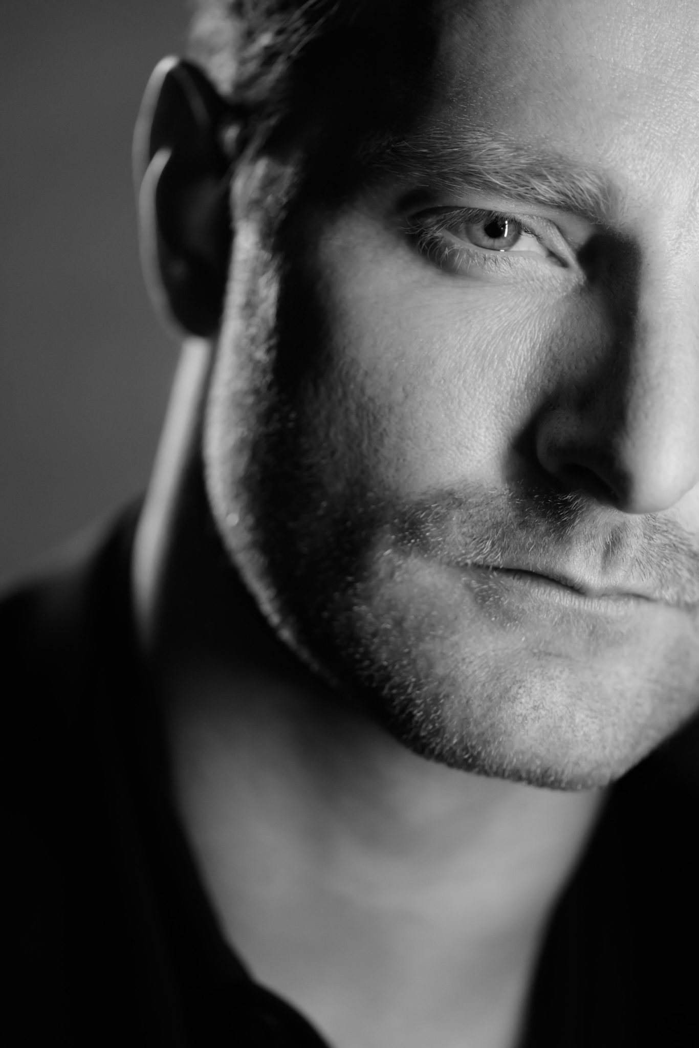 Close-Up Portrait with Soft Background and Crisp Detail Close-Up Portrait with Soft Background and Crisp Detail