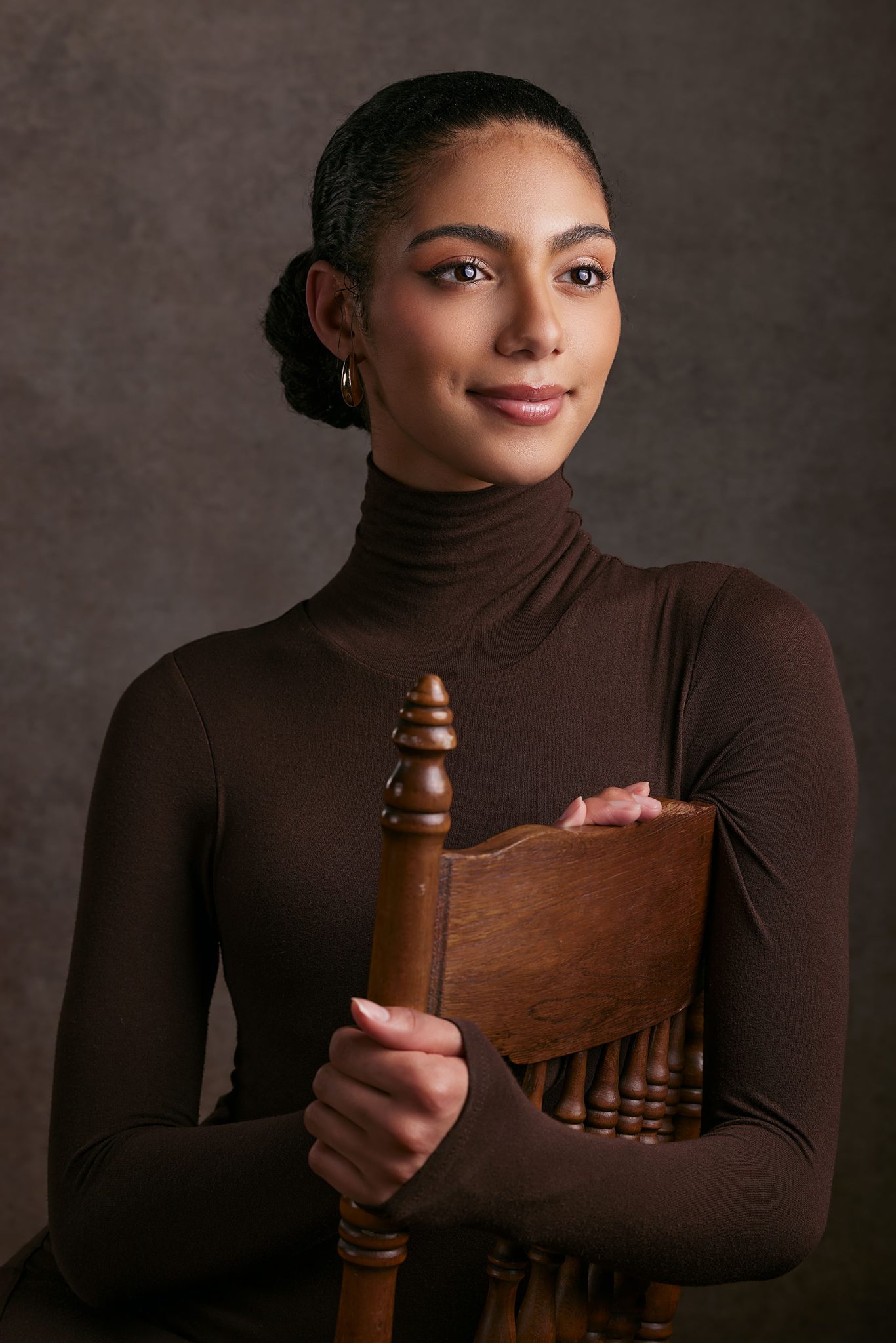 Complete three-light setup with key rim and fill for soft balanced light and full subject definition Complete three-light setup with key rim and fill for soft balanced light and full subject definition