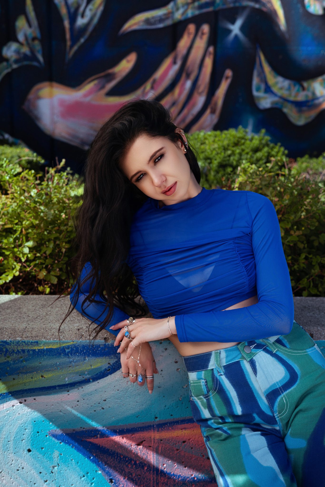 Soft, even light on the face with natural depth, created by combining diffusion and bounce.