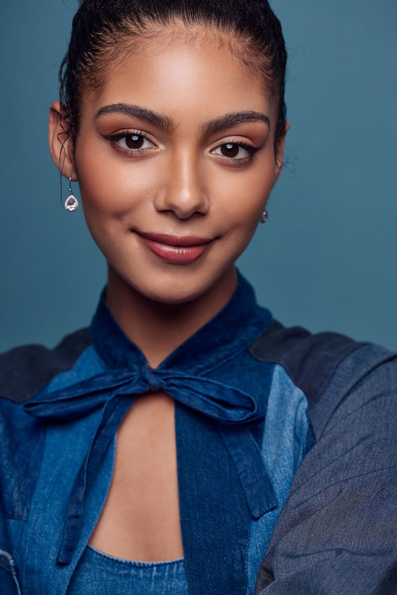 Light placed directly in front of the subject for even lighting ideal for beauty and minimal shadows Light placed directly in front of the subject for even lighting ideal for beauty and minimal shadows