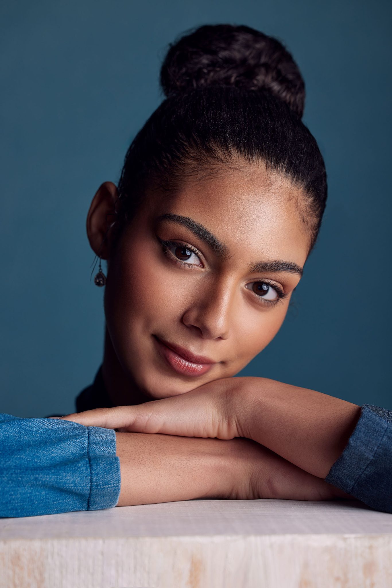 Light positioned at a 45-degree angle to add soft shadows and sculpt the face for a natural dimensional look Light positioned at a 45-degree angle to add soft shadows and sculpt the face for a natural dimensional look