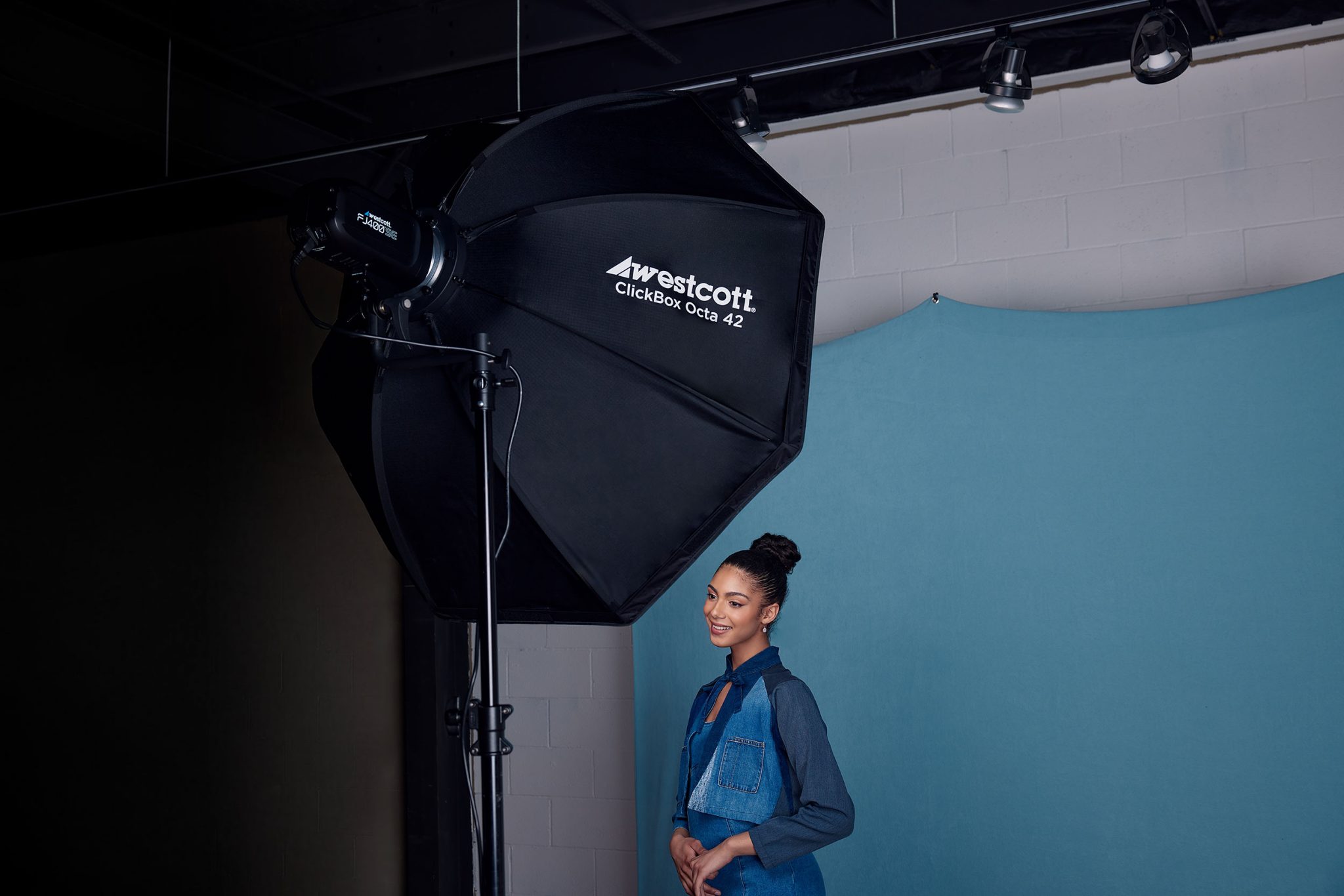 Lighting setup with the FJ400-SE and 42 ClickBox Octa placed above the lens for soft beauty-style light Lighting setup with the FJ400-SE and 42 ClickBox Octa placed above the lens for soft beauty-style light