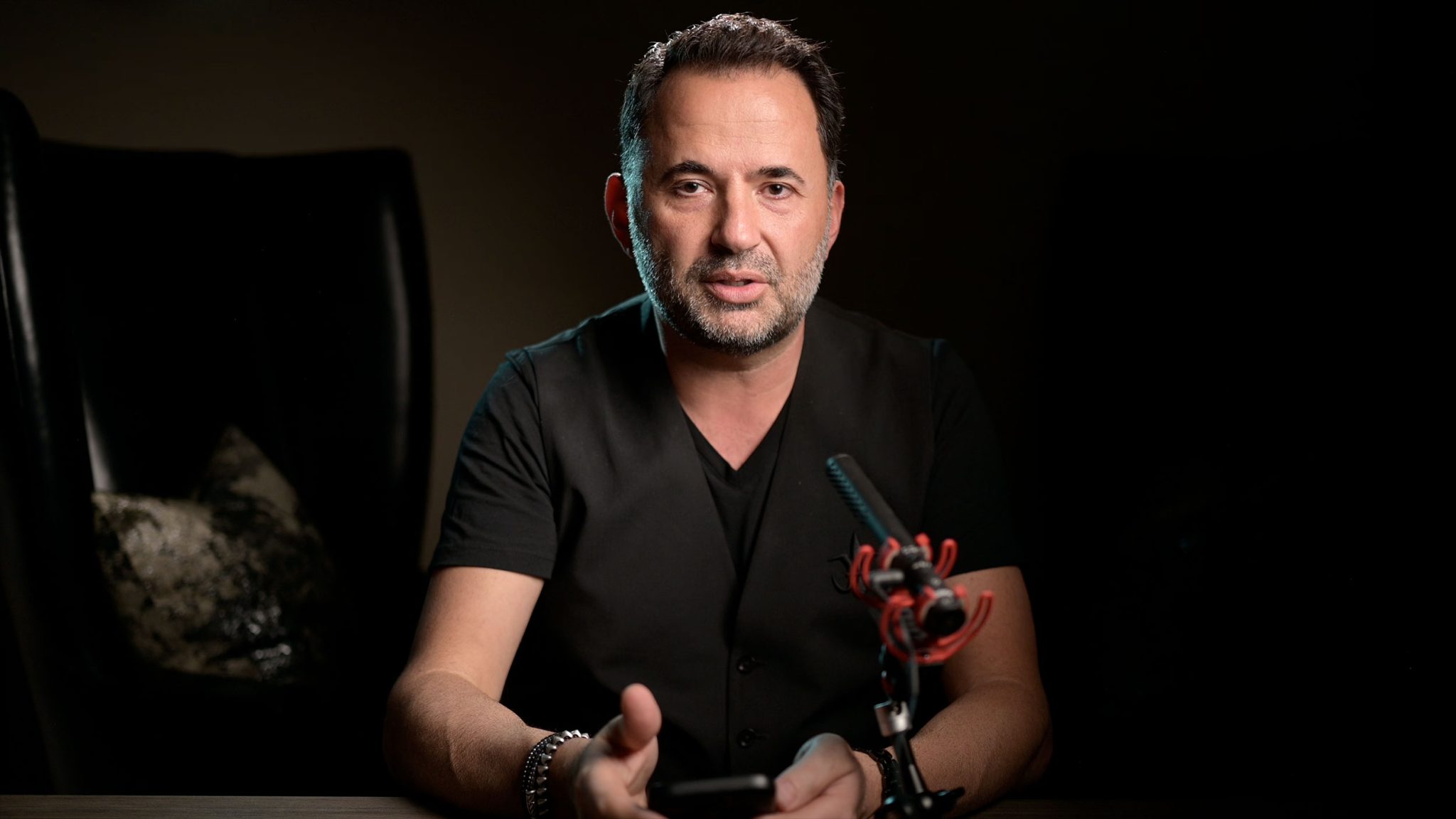 Main-Light-with-Edge-and-Hair-Light Main, Edge, and Hair Lights: The L60-B hair light lifts dark hair from the background for a clean, professional look.