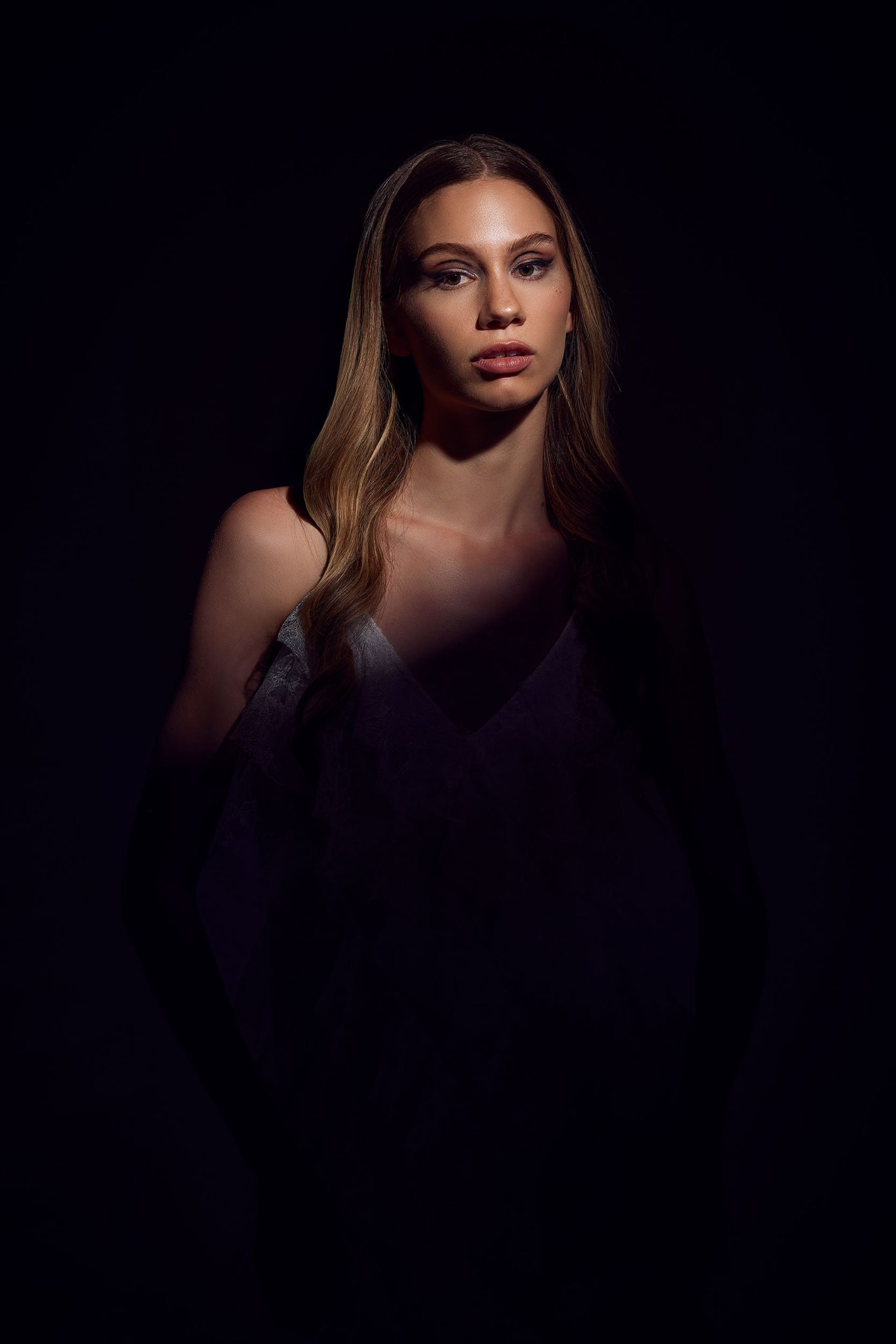 Main light only using FJ400 with Optical Spot for clean white key light model shot with clean white main light