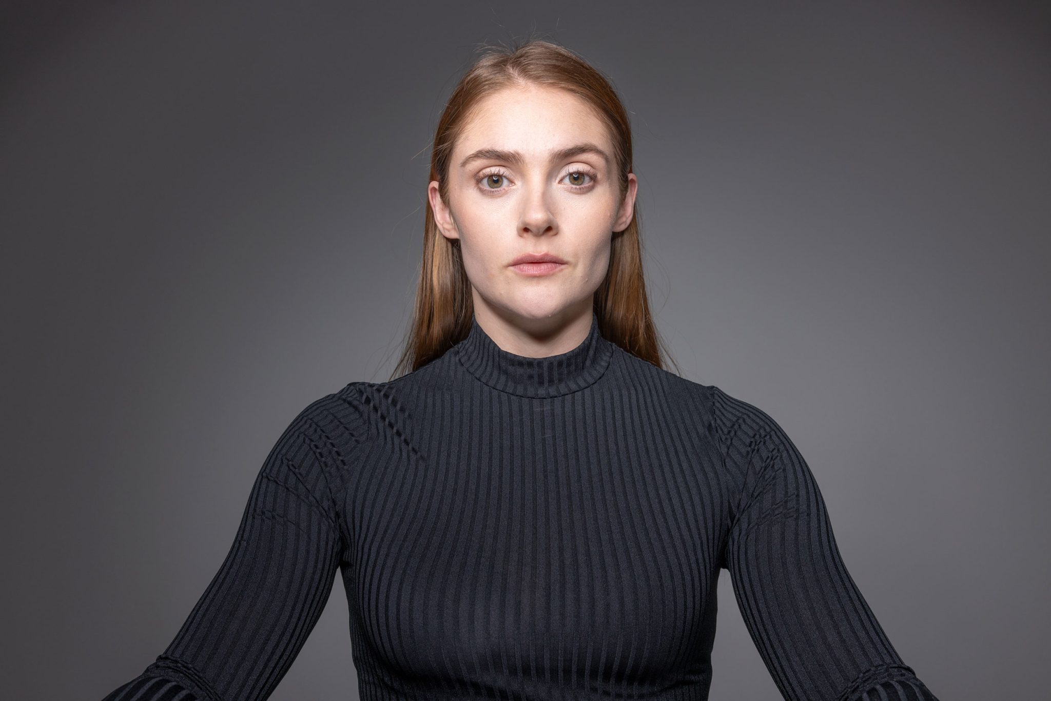 Beauty Dish with Diffusion: Softens the highlights and shadows for a smooth, flattering portrait look