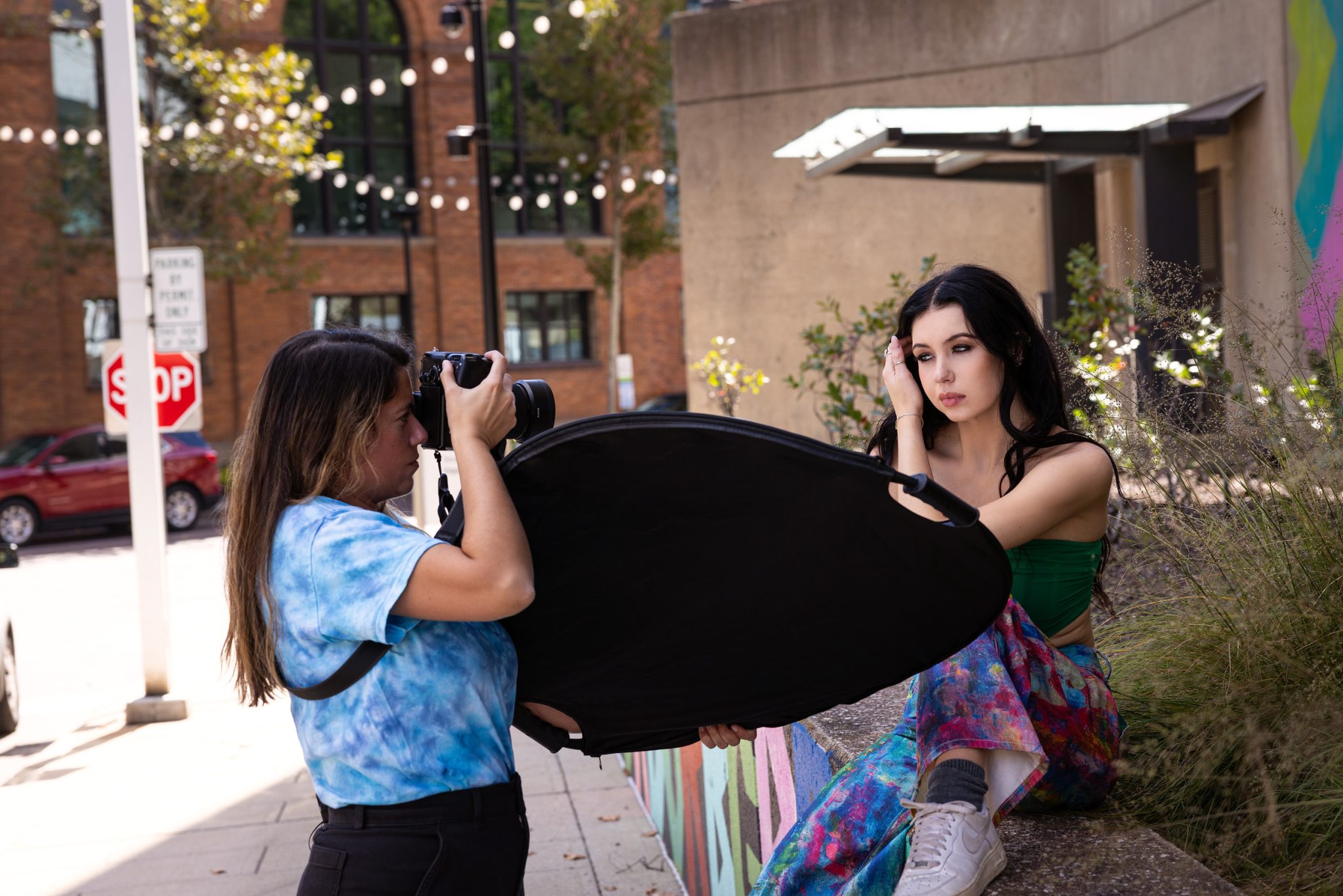 Behind the scenes look at the sunlight reflector used to bounce warm fill light back into the face.