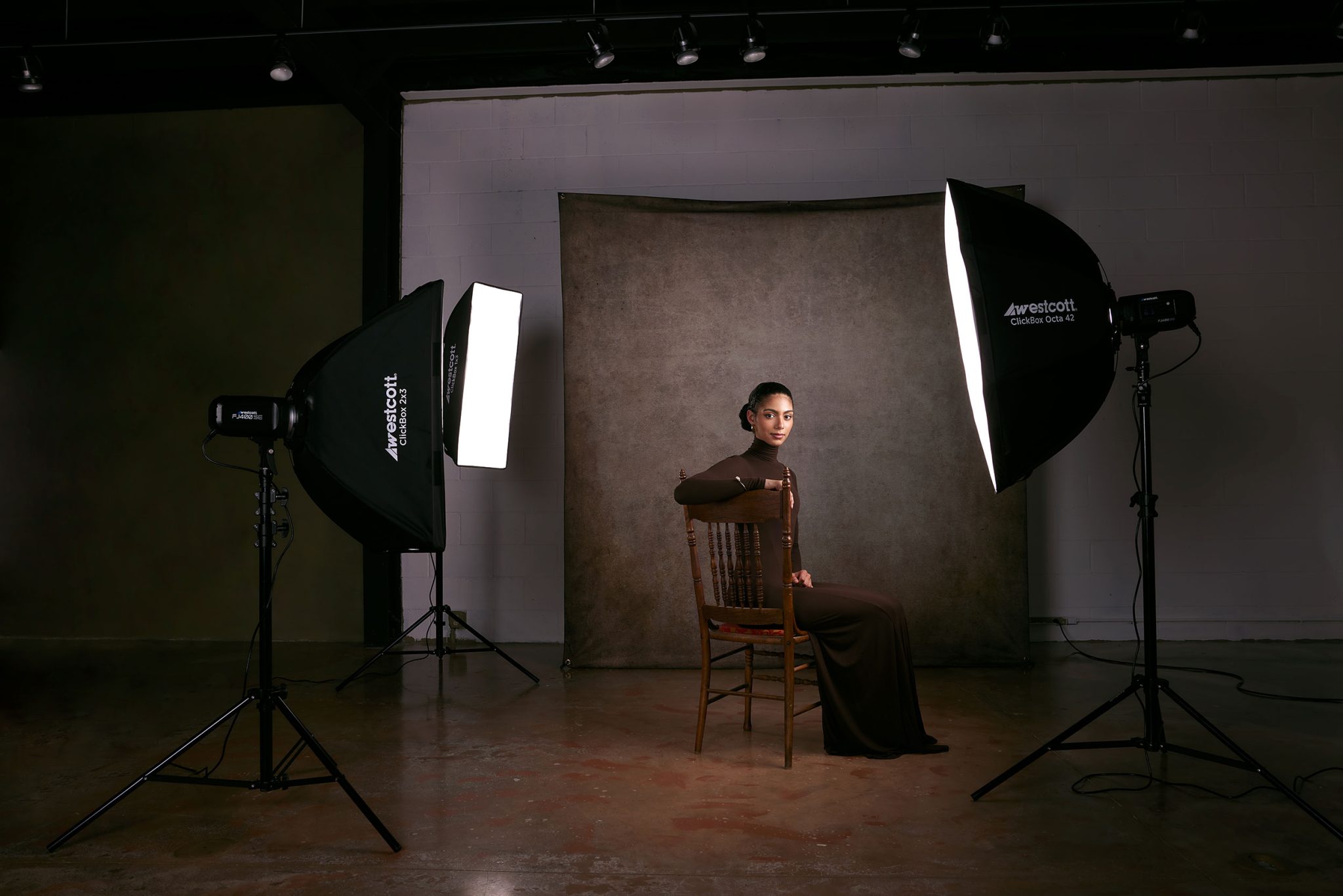 Three-light setup with the FJ400-SE 42 Octa key 2×3 soft fill and 1×3 strip for rim lighting Three-light setup with the FJ400-SE 42 Octa key 2×3 soft fill and 1×3 strip for rim lighting
