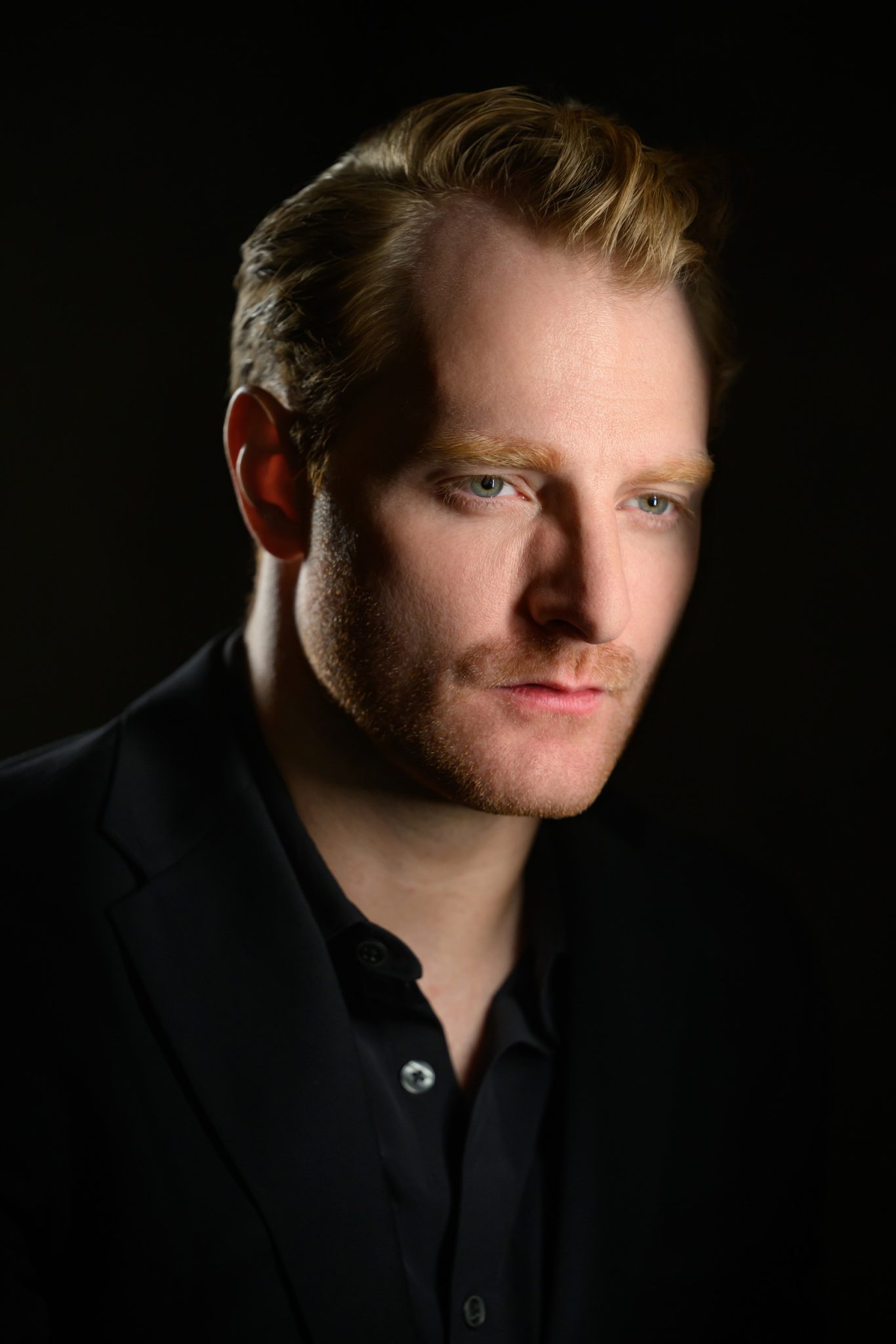 Two-Light Portrait Setup with Ice Light 3 Bi-Color Key and Edge Light Two-Light Portrait Setup with Ice Light 3 Bi-Color Key and Edge Light