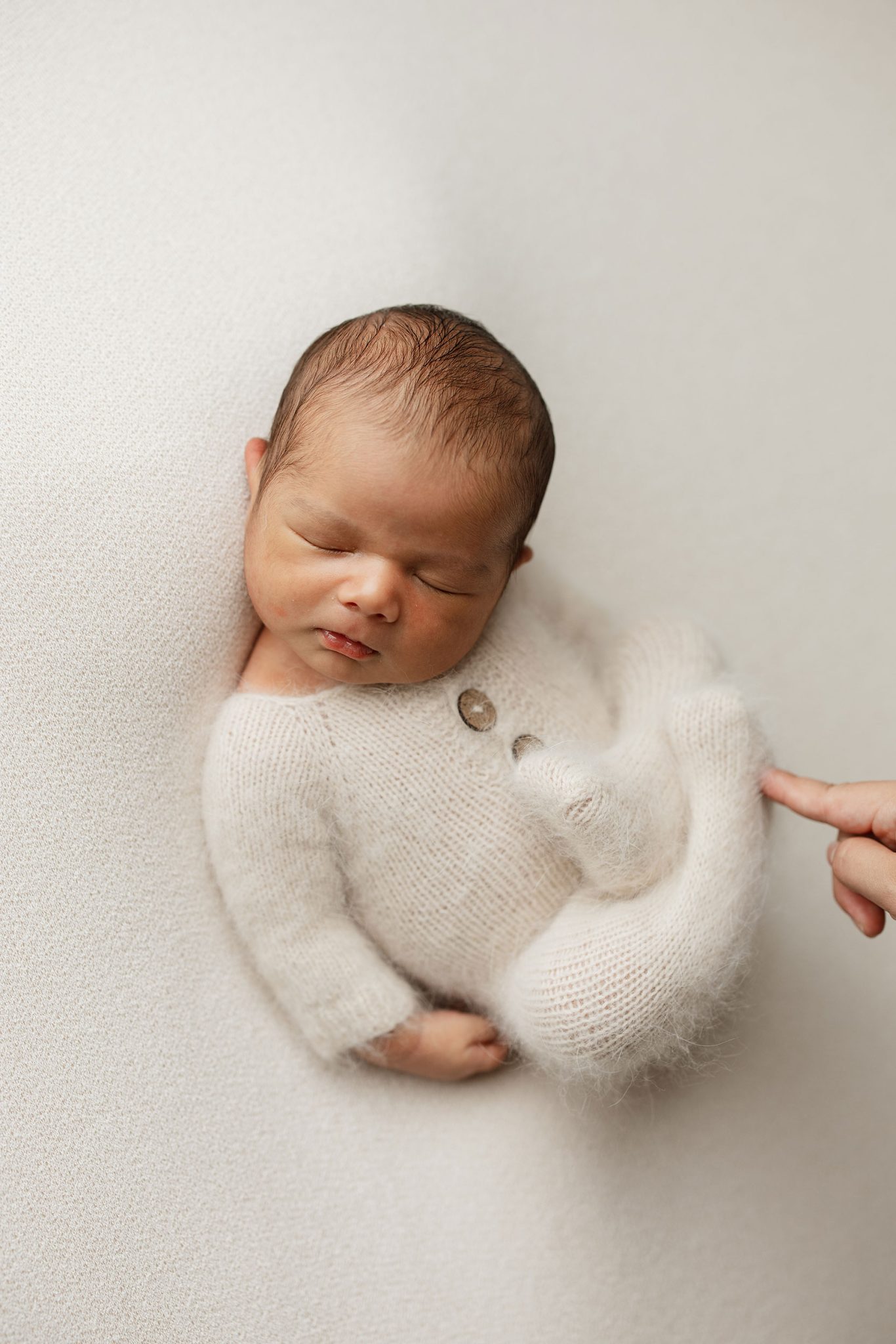 Unedited image demonstrating safe posing before editing the supportive hand out.