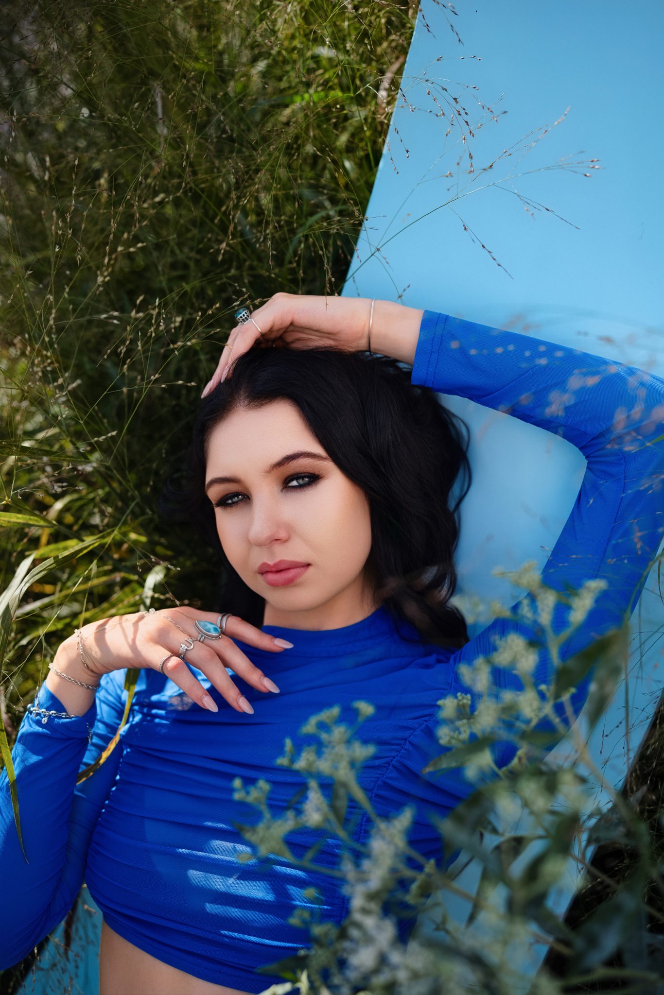 White reflector adds gentle light to the face while keeping the look natural.