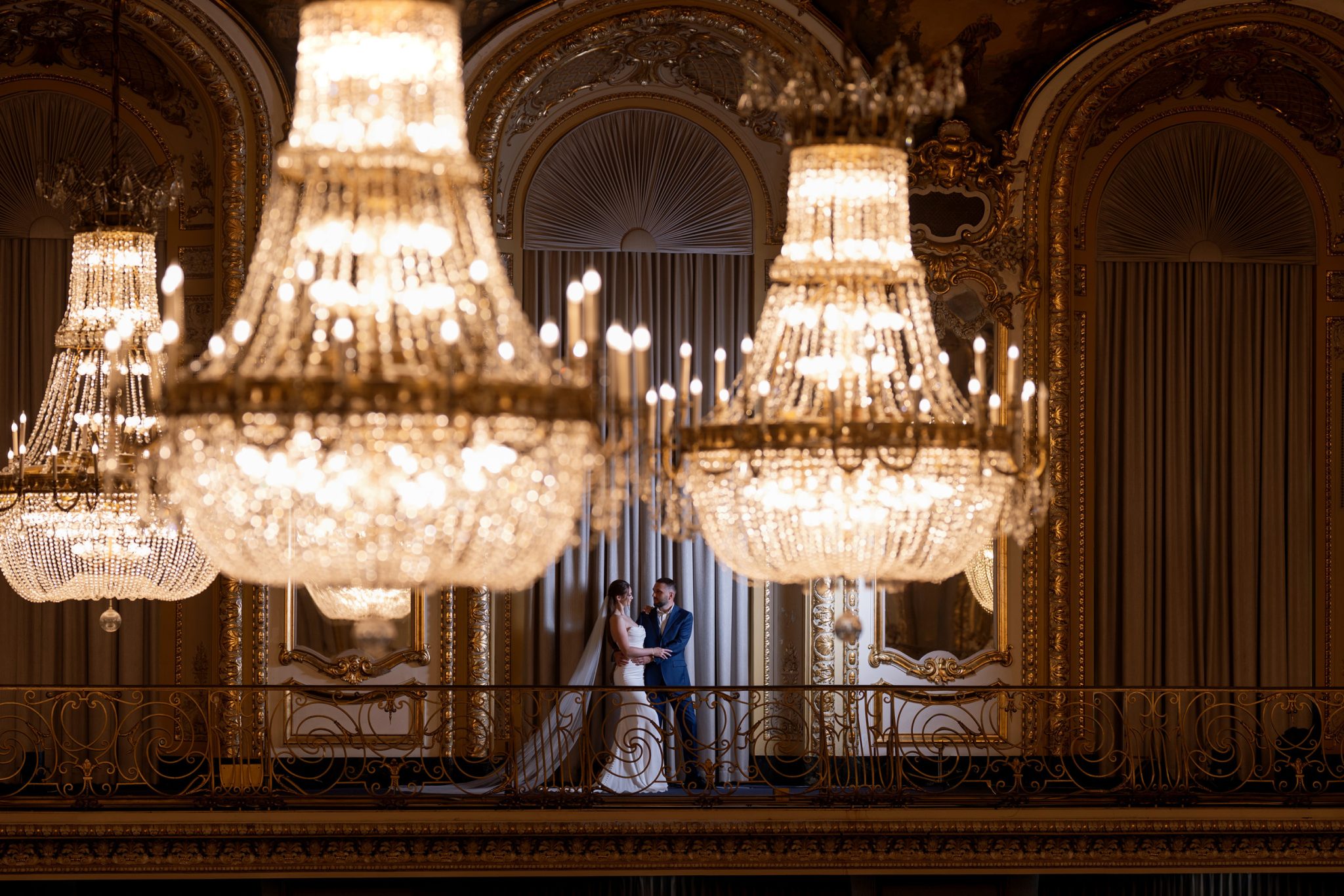 Single FJ100 and Octa-S light the couple while keeping the ballroom dark and dramatic