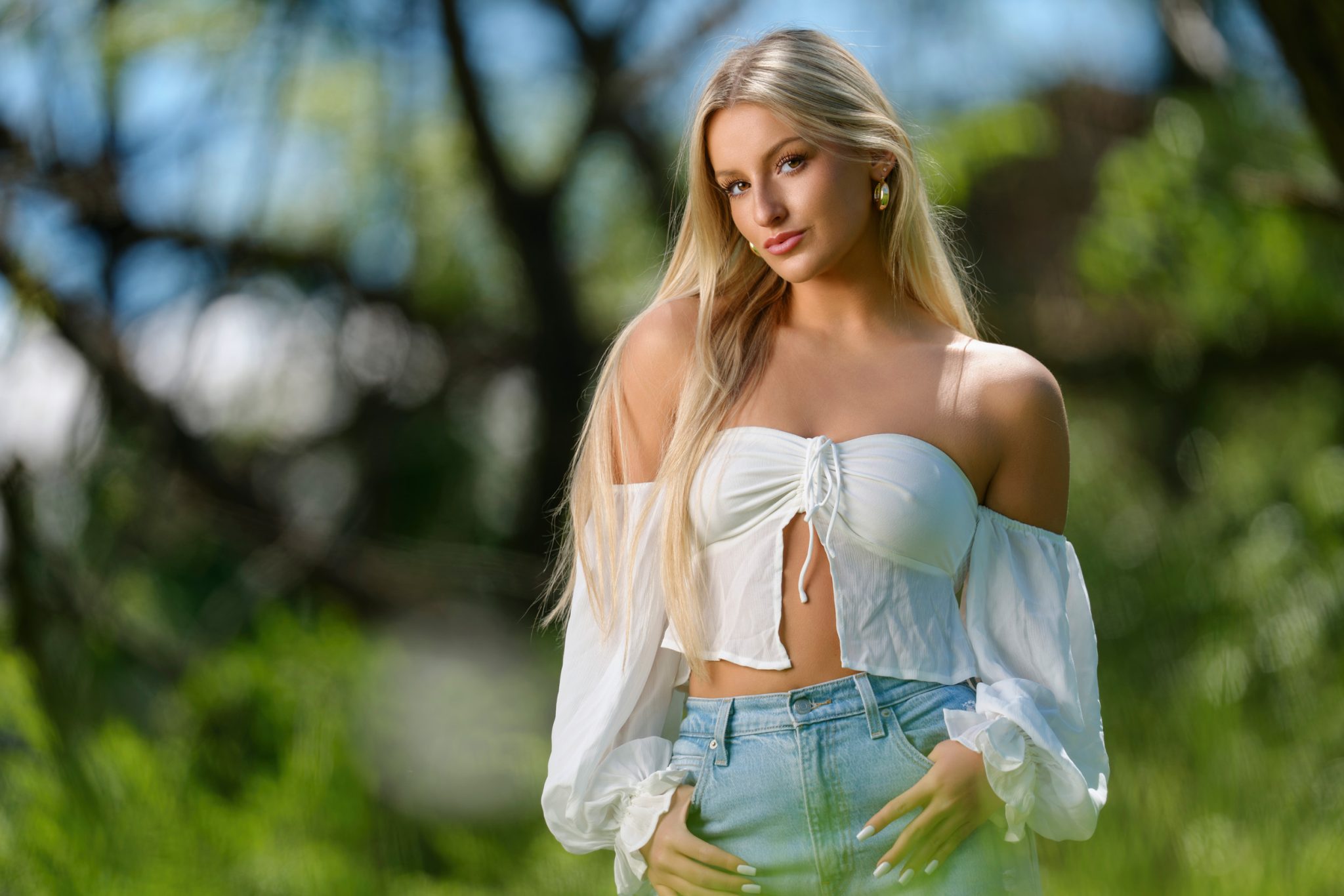 FJ400 II with the Rapid Box Switch Octa-L softens harsh sunlight for a clean outdoor portrait.