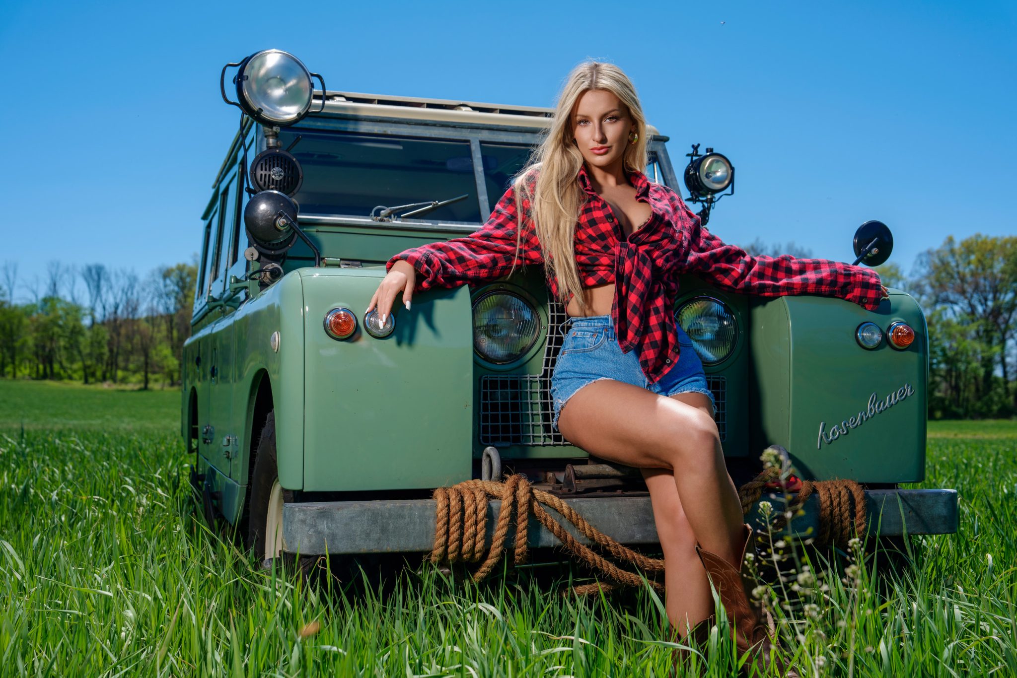FJ800 with a 45-Degree Deep Focus Reflector creates bold light and strong contrast outdoors.