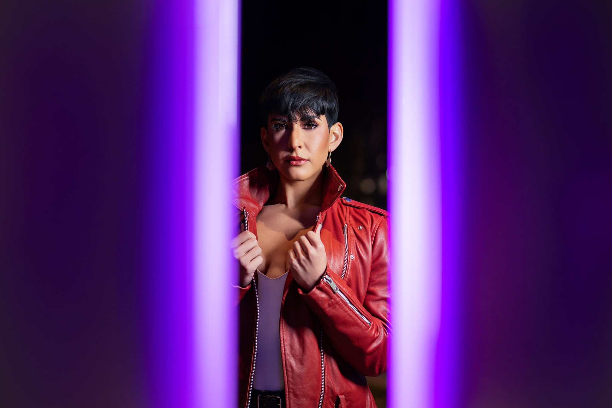 Portrait framed by white pillars with the Ice Light 3 RGBWW to add color and directional light.