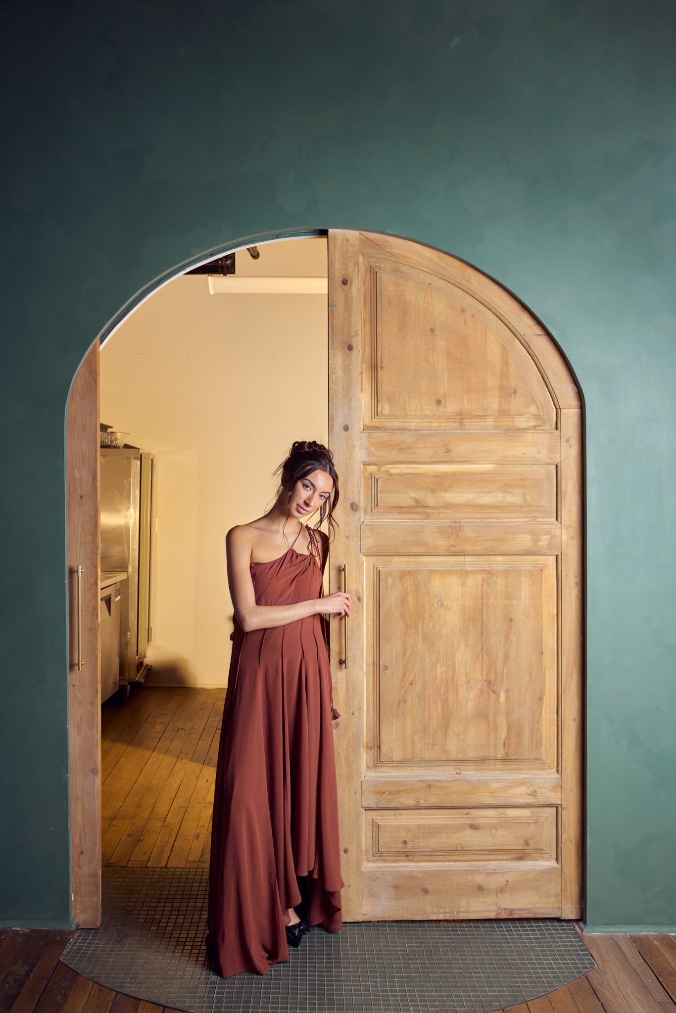 Photo with no V-Flat shows distracting room details behind the subject.