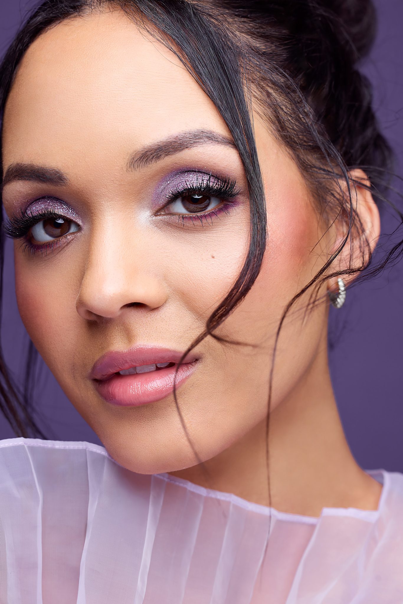 One-light beauty setup paired with an Eyelighter reflector for bright eyes and smooth shadows.