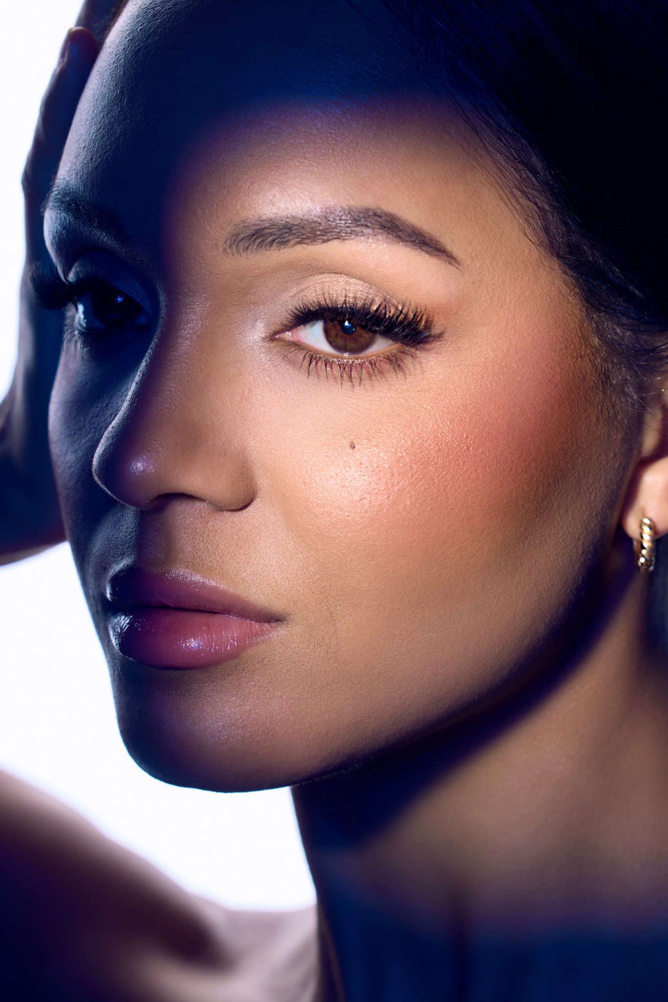 Closeup beauty shot showing crisp detail from the Optical Spot and dramatic shadow depth.