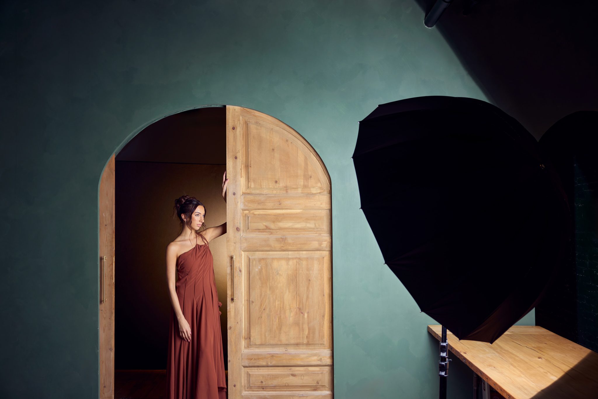Behind the scenes shows the V-Flat blocking a cluttered background behind the subject.