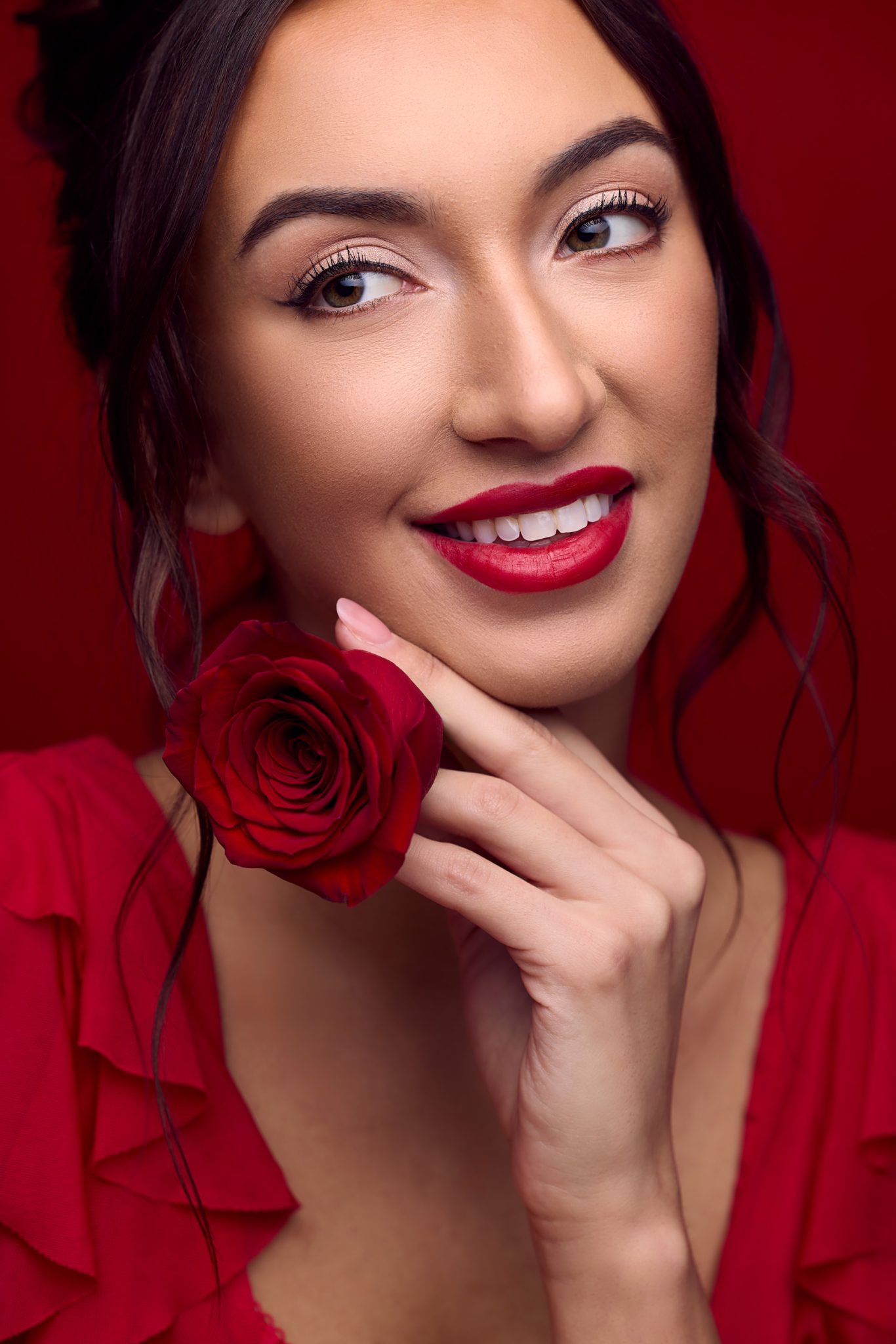 Without V-Flat shows flatter lighting with less contrast on the face.